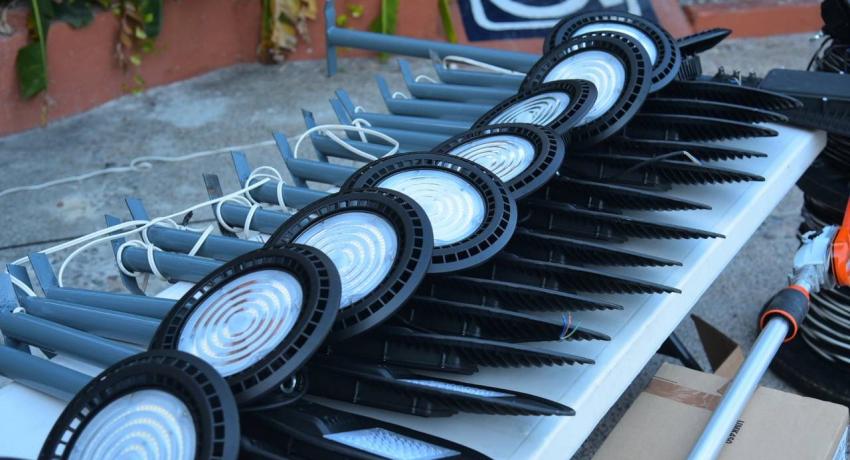 Presidente Jorge Sánchez entrega luminarias y equipo para que Zihua siga brillando