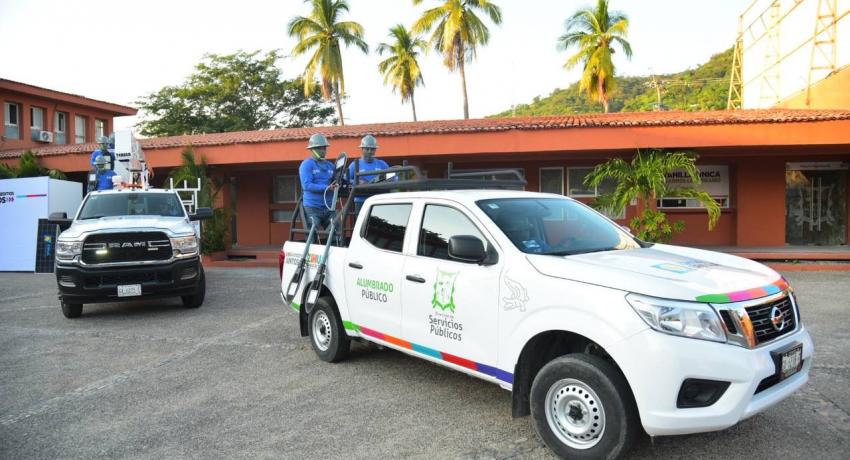 Presidente Jorge Sánchez entrega luminarias y equipo para que Zihua siga brillando