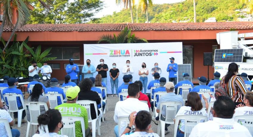 Presidente Jorge Sánchez entrega luminarias y equipo para que Zihua siga brillando