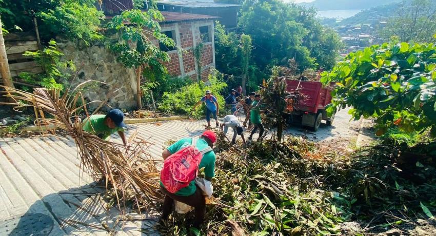 Gobierno que preside Jorge Sánchez beneficia a 14 familias con empleo temporal