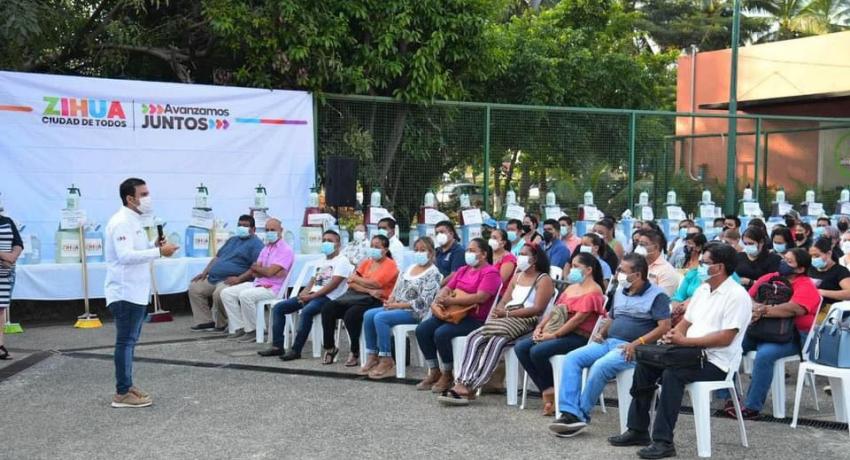 Ayuntamiento y DIF benefician a 175 escuelas y casi 25 mil alumnos con kit’s de limpieza