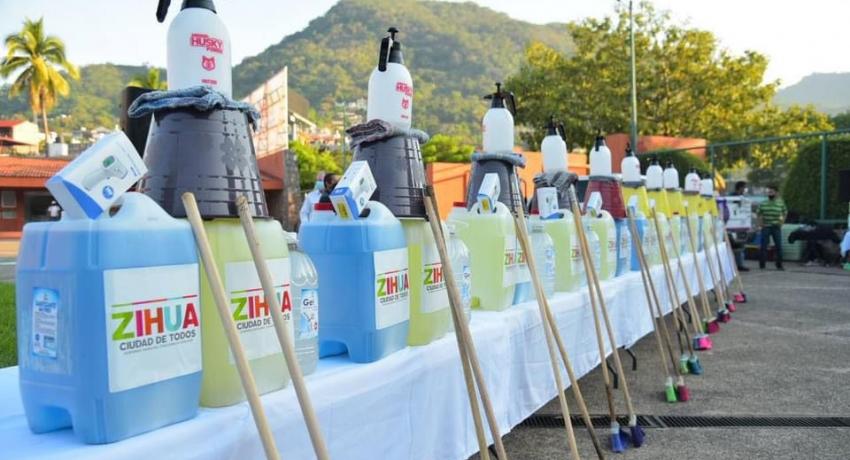 Ayuntamiento y DIF benefician a 175 escuelas y casi 25 mil alumnos con kit’s de limpieza