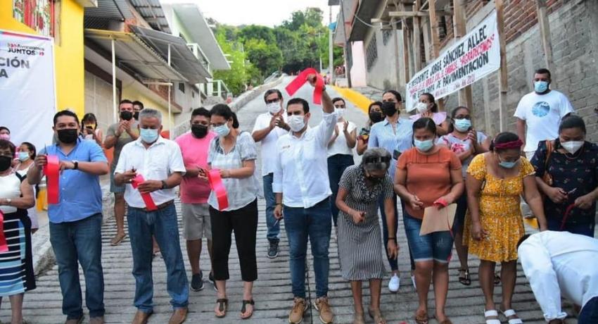 Presidente Jorge Sánchez entrega calle pavimentada y más iluminada en El Embalse
