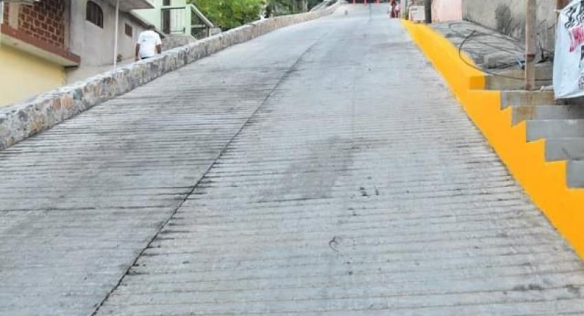 Presidente Jorge Sánchez entrega calle pavimentada y más iluminada en El Embalse