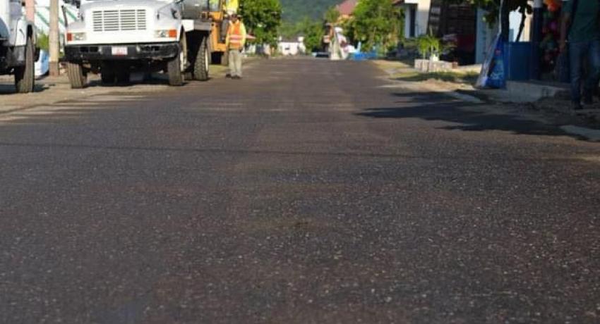 Gobierno que preside Jorge Sánchez Allec inicia pavimentación de calle principal de playa Larga