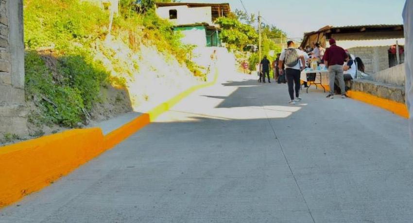 Presidente Jorge Sánchez inaugura andador y cancha techada en colonia La Esperanza