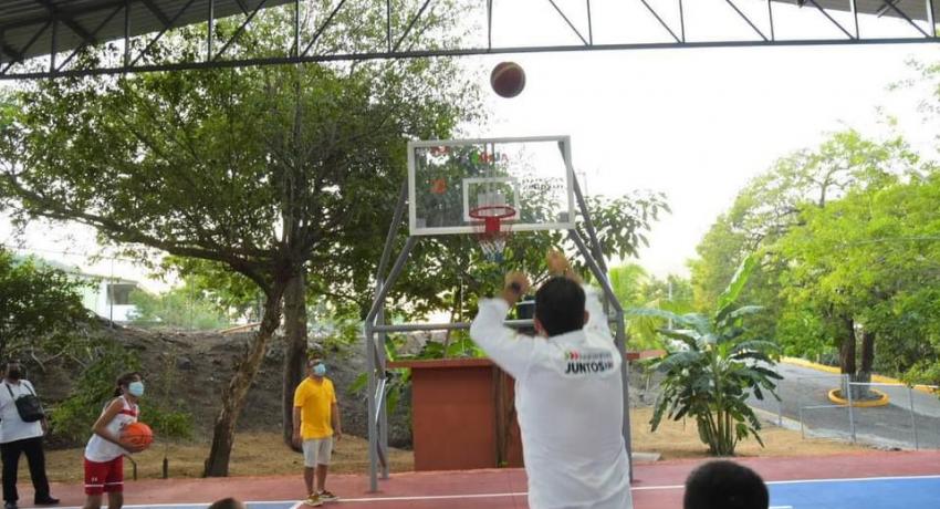 Presidente Jorge Sánchez inaugura andador y cancha techada en colonia La Esperanza
