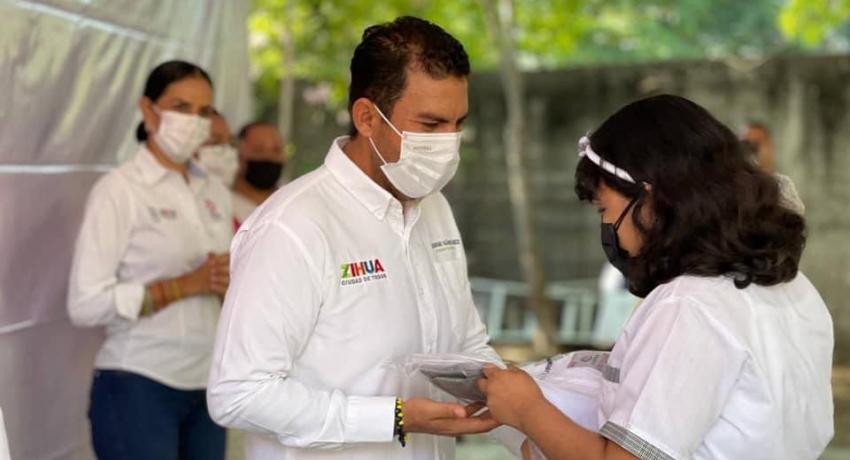 Alcalde JSA y presidenta del DIF entregan uniformes a  más de 400 alumnos de secundaria