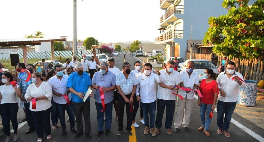 Inaugura Jorge Sánchez pavimentación y electrificación en playa Larga.