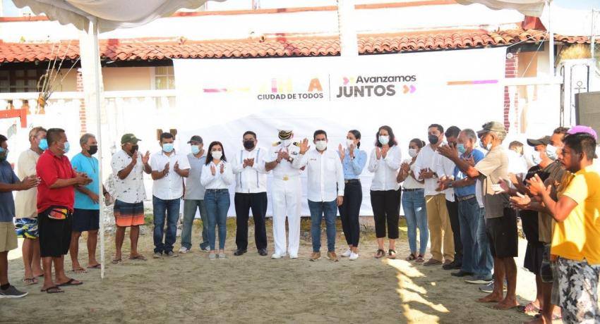 Presidente Jorge Sánchez Allec da banderazo de salida a embarcaciones como parte del Programa de Limpieza del Fondo de la Bahía.