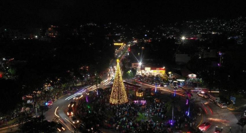 Encienden árbol navideño en Zihuatanejo 