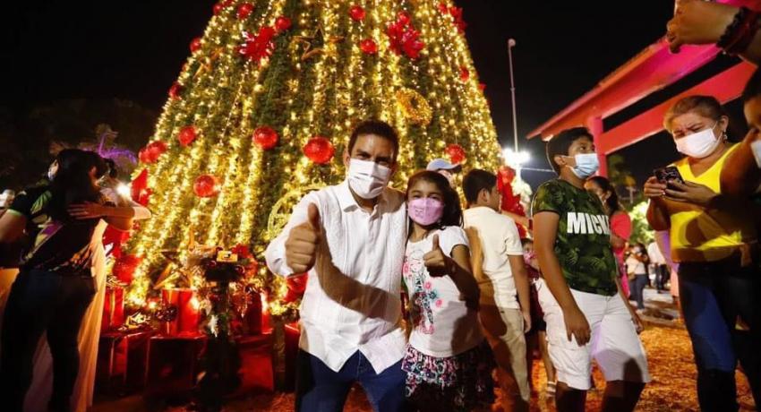 Encienden árbol navideño en Zihuatanejo 
