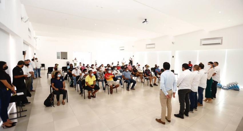 Presidente Jorge Sánchez da inicio a capacitación relacionada con avistamiento de ballenas