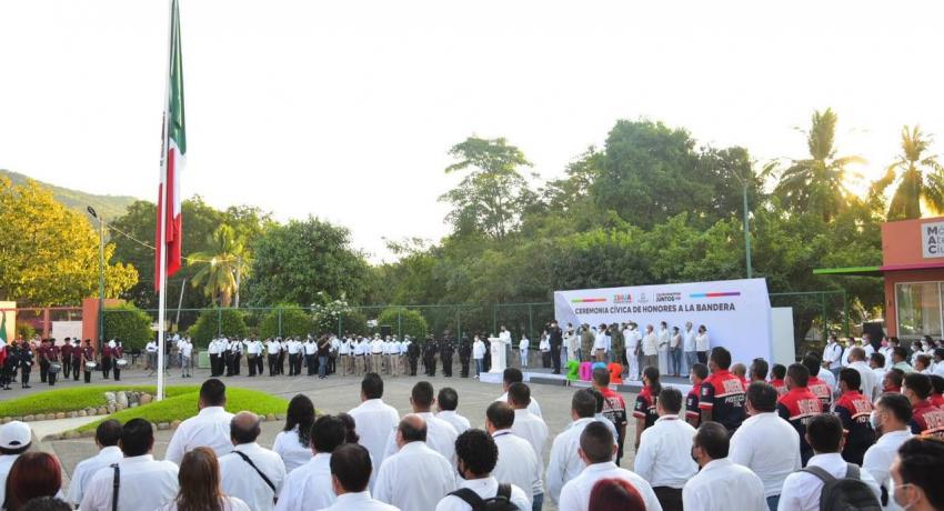 Jorge Sanchez Allec encabeza honores a Nuestra Lábaro Patrio