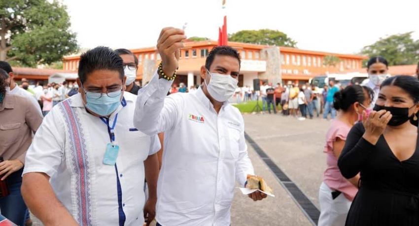 Jorge Sánchez Allec y Lizette Tapia Castro comparten Rosca de Reyes con personal del Ayuntamiento.