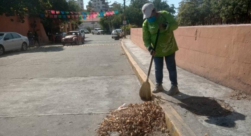 A través de Servicios Públicos, Gobierno de Zihuatanejo continúa con trabajos de limpieza en calles y avenidas.