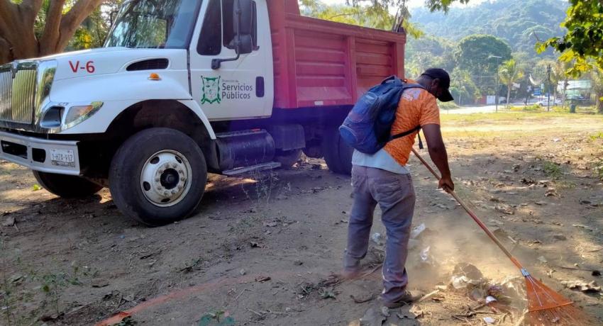 A través de Servicios Públicos, Gobierno de Zihuatanejo continúa con trabajos de limpieza en calles y avenidas.