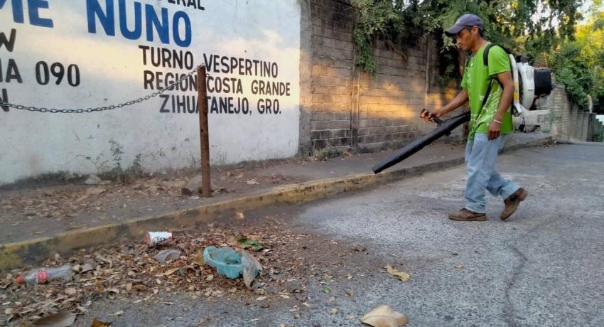 A través de Servicios Públicos, Gobierno de Zihuatanejo continúa con trabajos de limpieza en calles y avenidas.