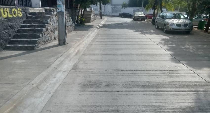 A través de Servicios Públicos, Gobierno de Zihuatanejo continúa con trabajos de limpieza en calles y avenidas.