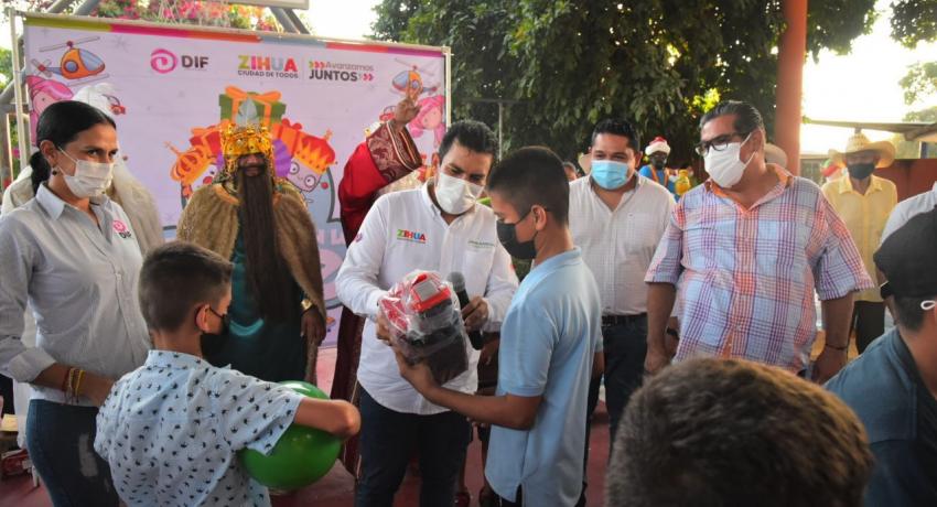 Los Reyes continúan llegando a las colonias de Zihua