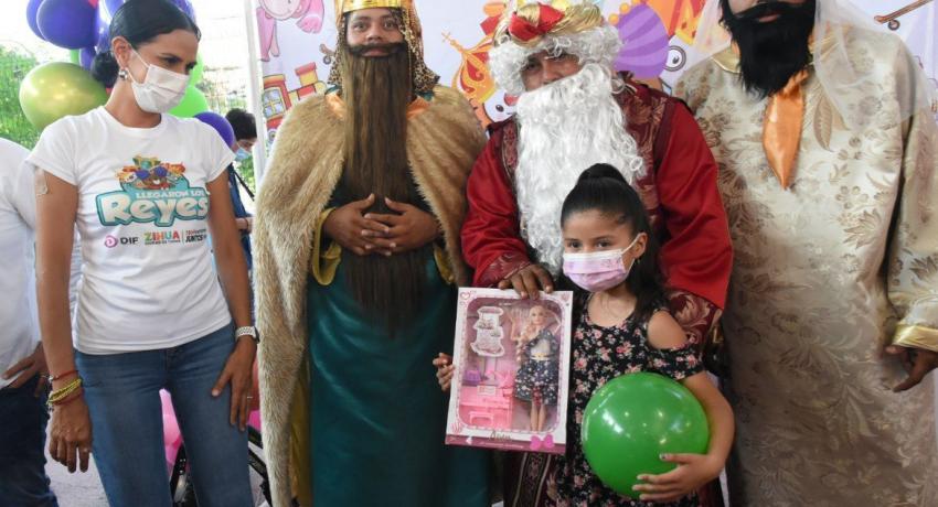 Los Reyes continúan llegando a las colonias de Zihua