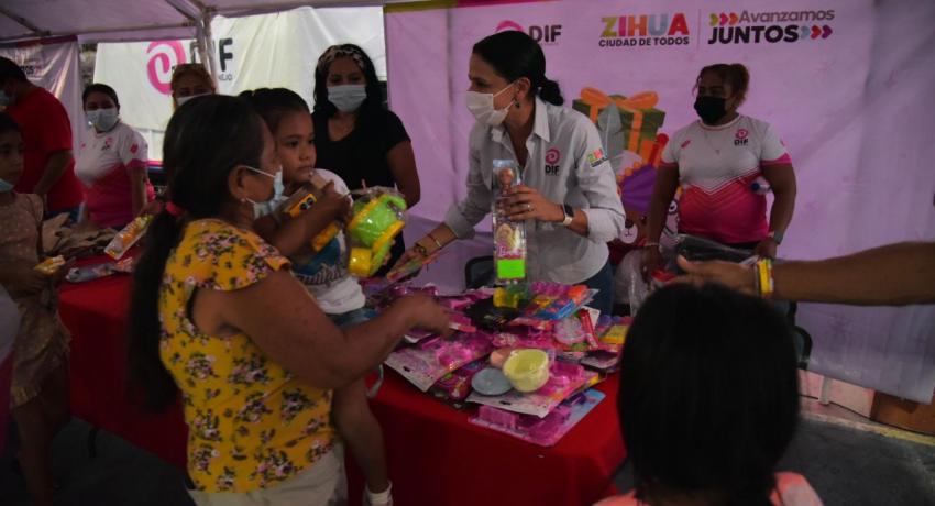 Los Reyes continúan llegando a las colonias de Zihua