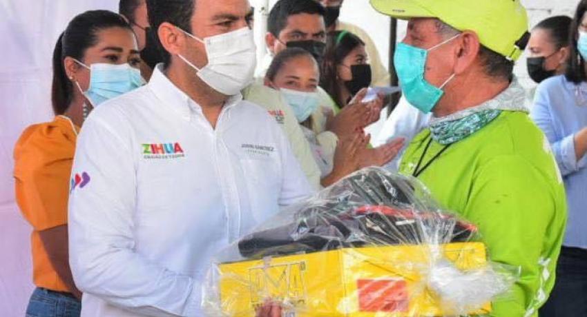 Alcalde Jorge Sánchez entrega uniformes a personal de Servicios Públicos