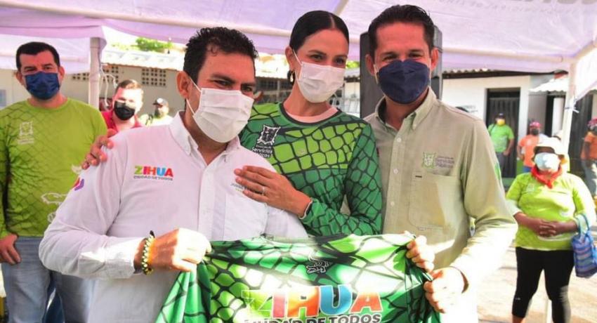 Alcalde Jorge Sánchez entrega uniformes a personal de Servicios Públicos