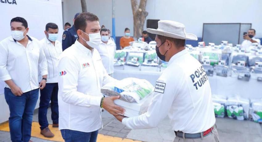 Seguiremos fortaleciendo Seguridad Pública: JSA, al entregar uniformes y ascensos a policías.