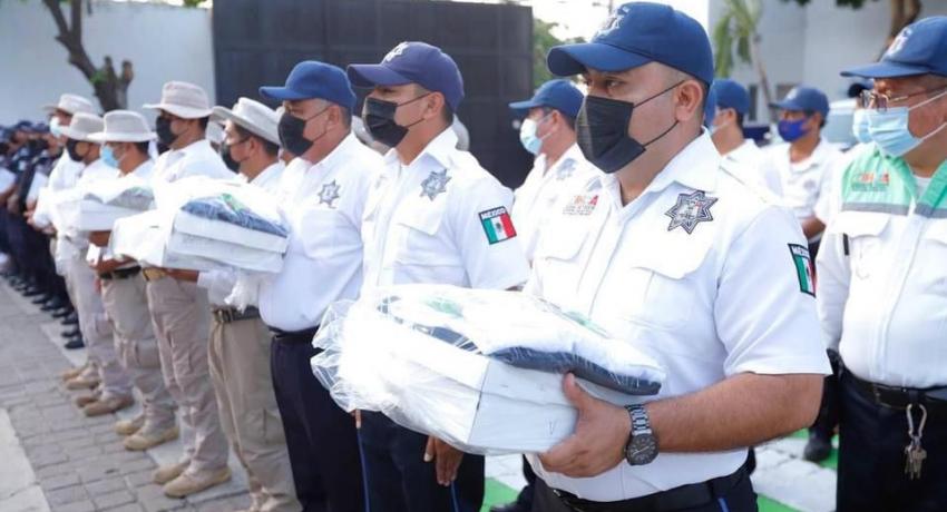 Seguiremos fortaleciendo Seguridad Pública: JSA, al entregar uniformes y ascensos a policías.
