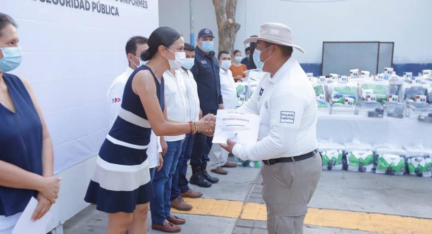 Seguiremos fortaleciendo Seguridad Pública: JSA, al entregar uniformes y ascensos a policías.