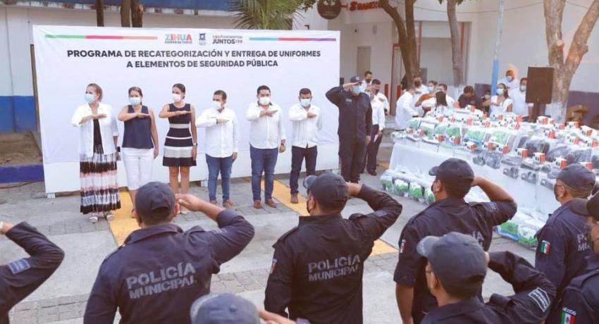 Seguiremos fortaleciendo Seguridad Pública: JSA, al entregar uniformes y ascensos a policías.