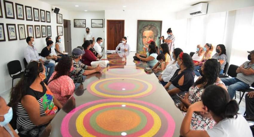 Gobierno Municipal entrega escrituras a familias de Zihuatanejo.