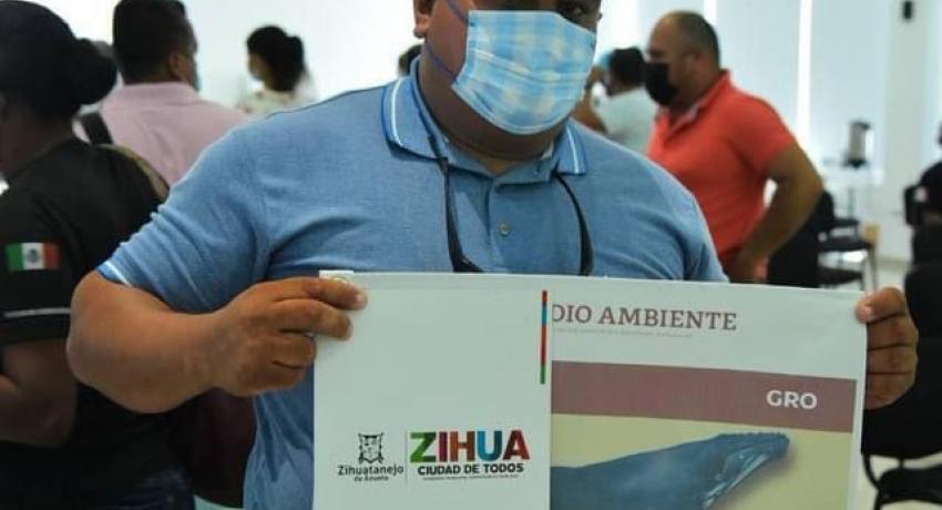 Presidente Jorge Sánchez Allec participa en entrega de permisos para avistamiento de ballenas