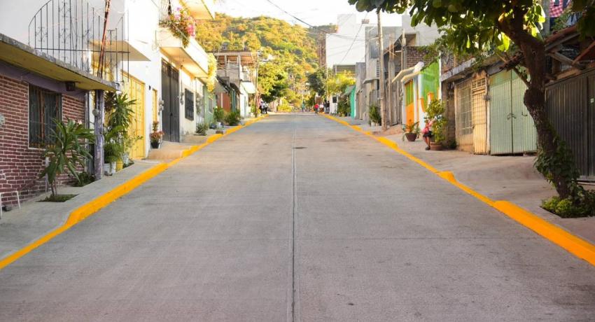 Presidente Jorge Sánchez entrega calle pavimentada en colonia Progreso.