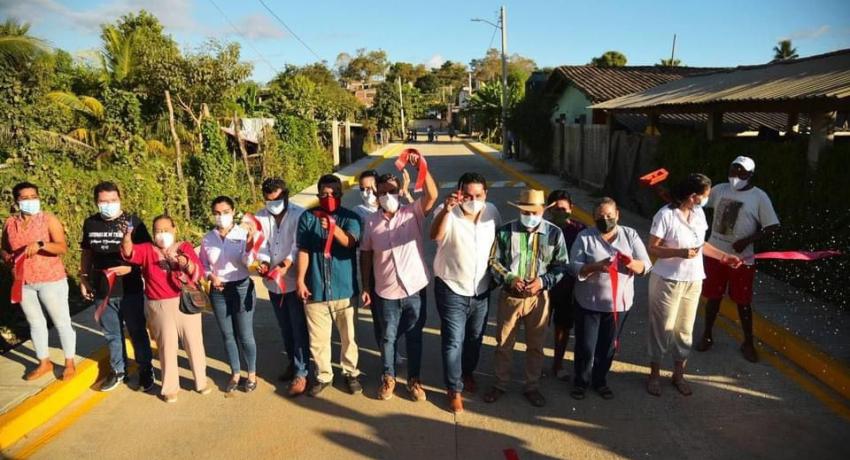 Alcalde Jorge Sánchez Allec cumple otro compromiso con El Coacoyul; entrega calle pavimentada