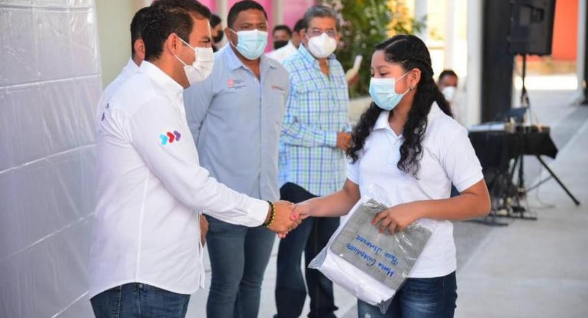 Presidente Jorge Sánchez Allec encabeza nueva entrega de uniformes a más de 600 alumnos de secundaria