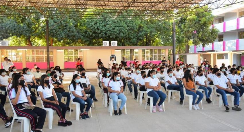 Presidente Jorge Sánchez Allec encabeza nueva entrega de uniformes a más de 600 alumnos de secundaria