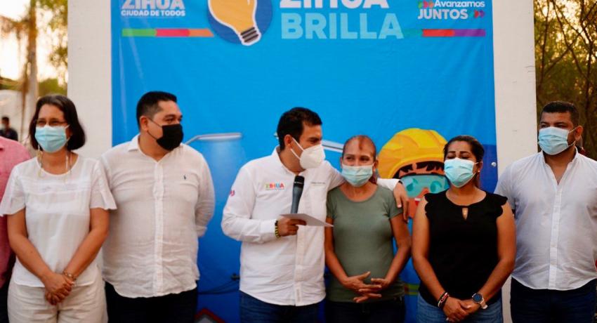 Presidente Jorge Sánchez Allec entrega obras de electrificación en Los Reyes, Lomas de Sotelo y Villahermosa