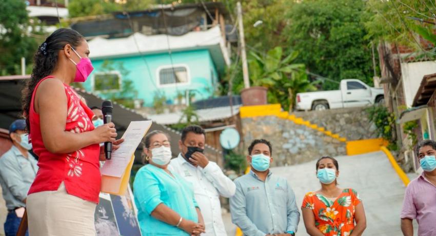 Alcalde Jorge Sánchez Allec entrega calle pavimentada en la IMA para seguir transformando Zihua