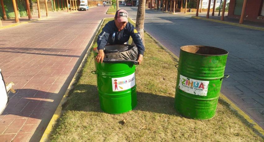 Servicios Públicos trabaja para seguir mantiendo un Zihua Al 100 con el mejoramiento y embellecimiento de los espacios públicos.