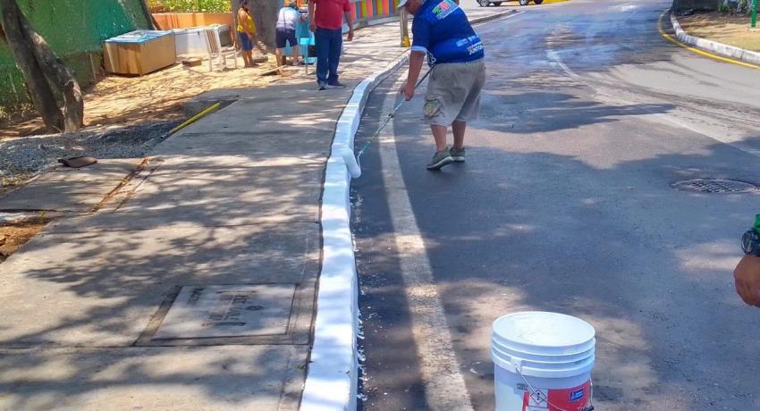 Servicios Públicos trabaja para seguir mantiendo un Zihua Al 100 con el mejoramiento y embellecimiento de los espacios públicos.