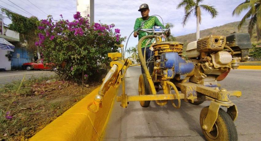Servicios Públicos trabaja para seguir mantiendo un Zihua Al 100 con el mejoramiento y embellecimiento de los espacios públicos.