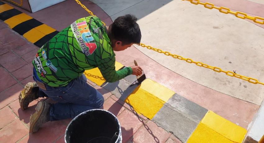 Servicios Públicos trabaja para seguir mantiendo un Zihua Al 100 con el mejoramiento y embellecimiento de los espacios públicos.