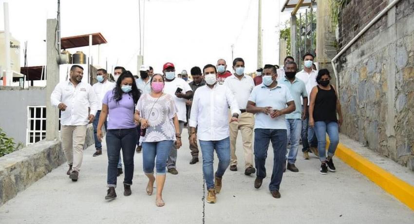 Alcalde Jorge Sánchez Allec regresa a colonia Las Brisas y entrega nueva pavimentación