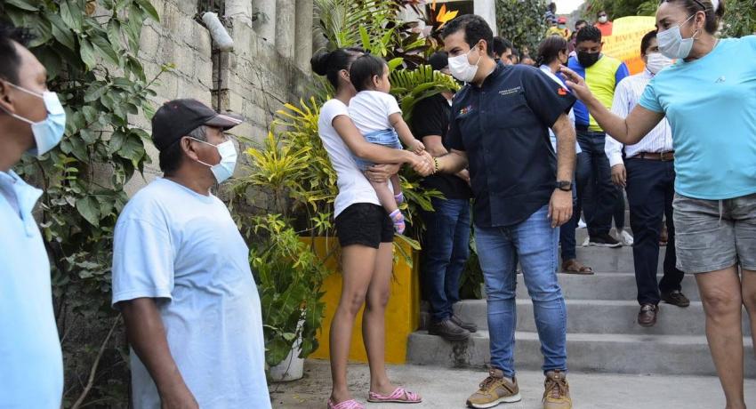 Alcalde Jorge Sánchez Allec entrega andador en parte alta de la colonia Benito Juárez