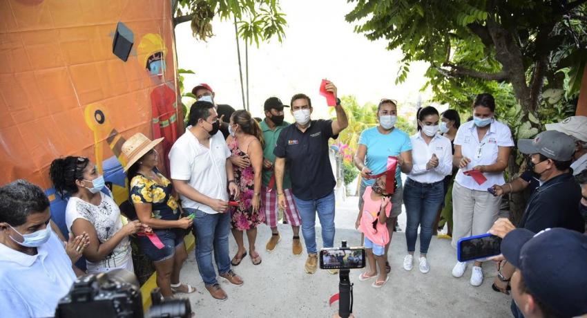 Alcalde Jorge Sánchez Allec entrega andador en parte alta de la colonia Benito Juárez