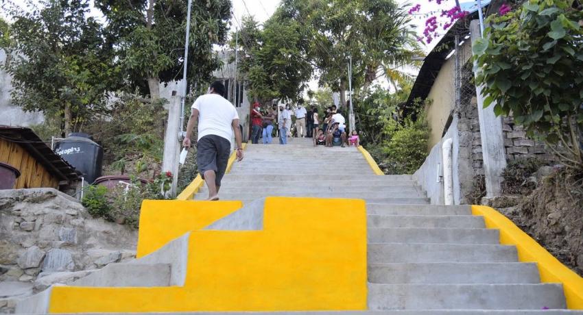 Alcalde Jorge Sánchez Allec entrega andador en parte alta de la colonia Benito Juárez