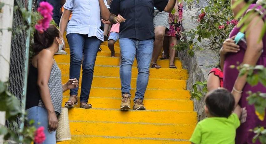 Alcalde Jorge Sánchez Allec entrega andador en parte alta de la colonia Benito Juárez