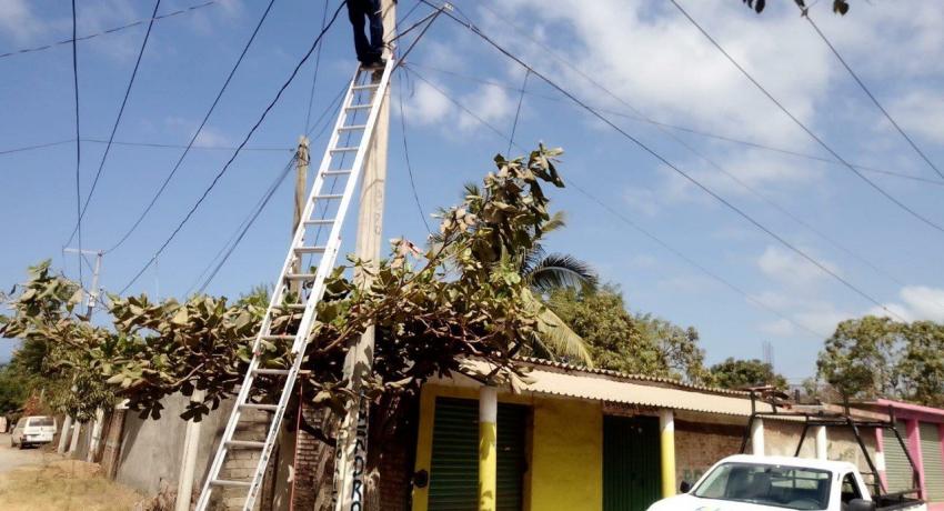 Gobierno de Zihuatanejo atiende alumbrado en comunidades de la ciudad. 